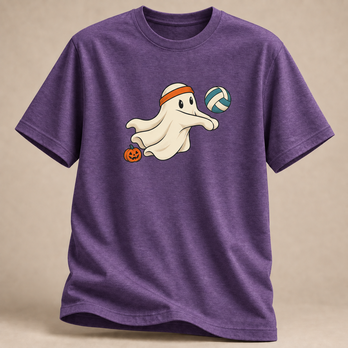 Frontansicht eines violett melierten T-Shirts: Volleyball-Geist mit Kürbis bei der Annahme im Halloween-Motiv.