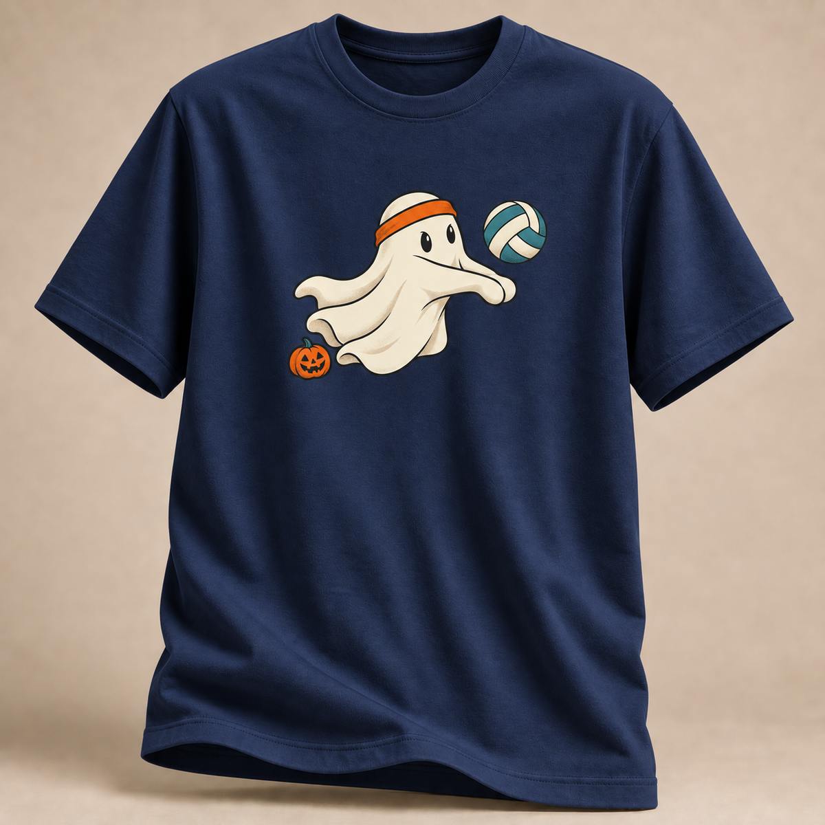 Frontansicht eines marineblauen T-Shirts: Volleyball-Geist mit Kürbis bei der Annahme im Halloween-Motiv.
