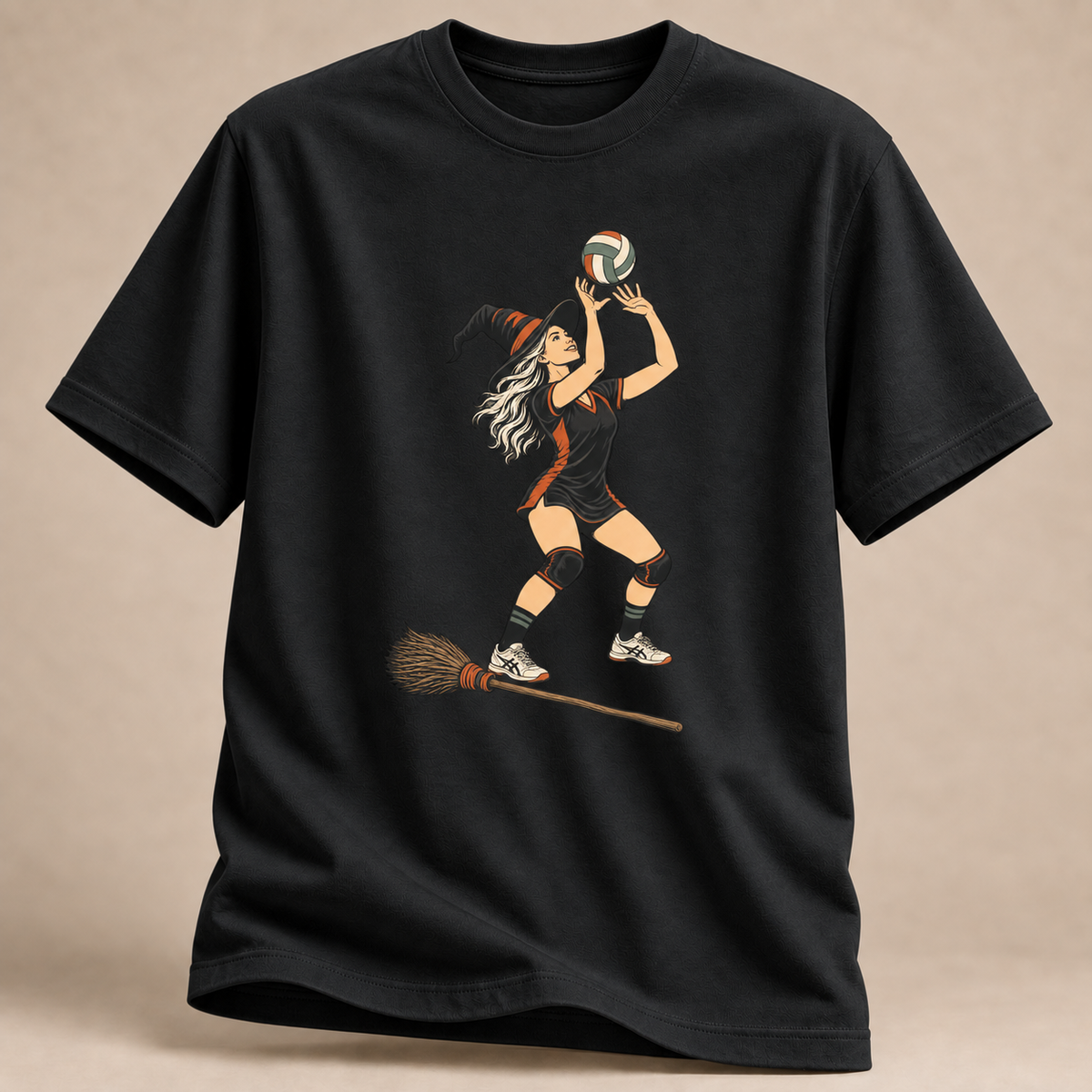 Frontansicht eines schwarzen T-Shirts: Hexe beim Zuspiel mit Volleyball und Besen im Halloween-Motiv.