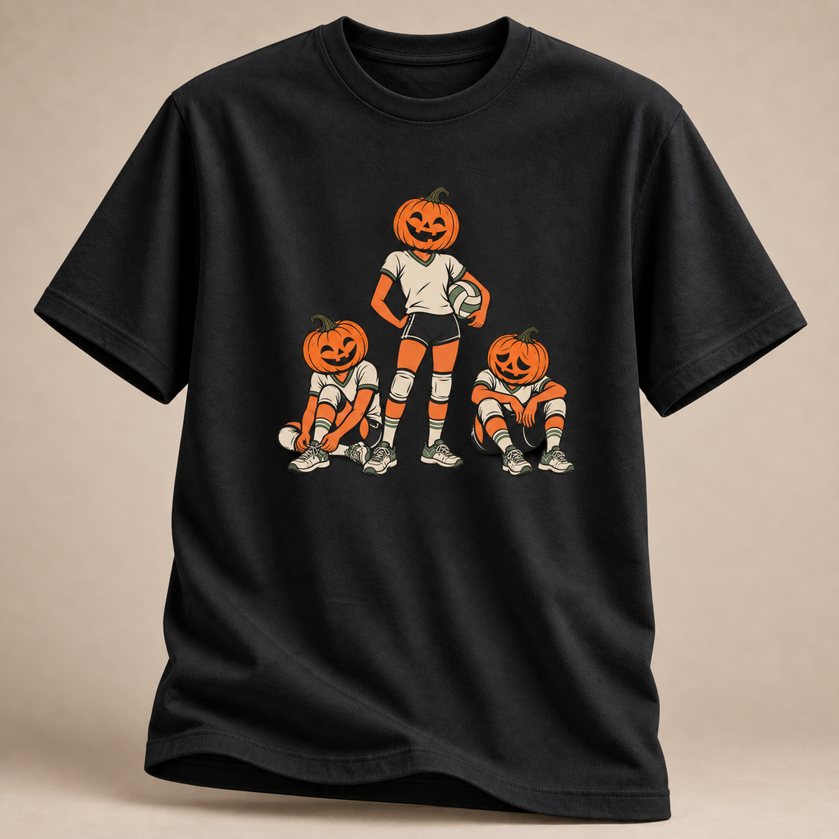 Frontansicht eines schwarzen T-Shirts: Drei Kürbis-Volleyballspieler als Teammotiv.