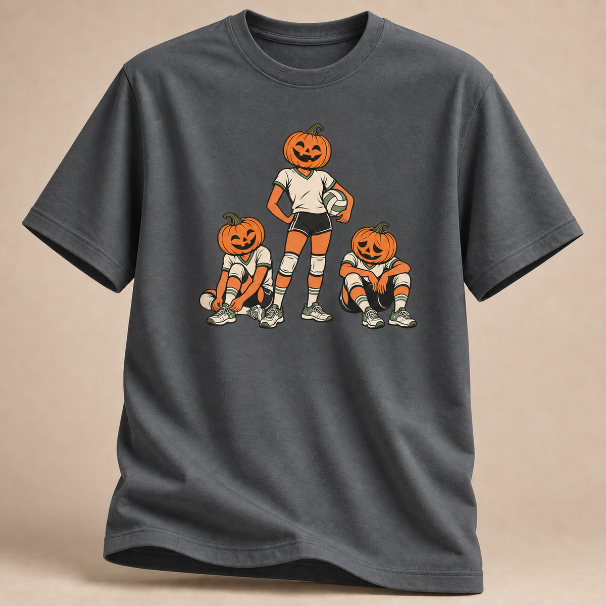 Frontansicht eines anthrazitfarbenen T-Shirts: Drei Kürbis-Volleyballspieler als Teammotiv.