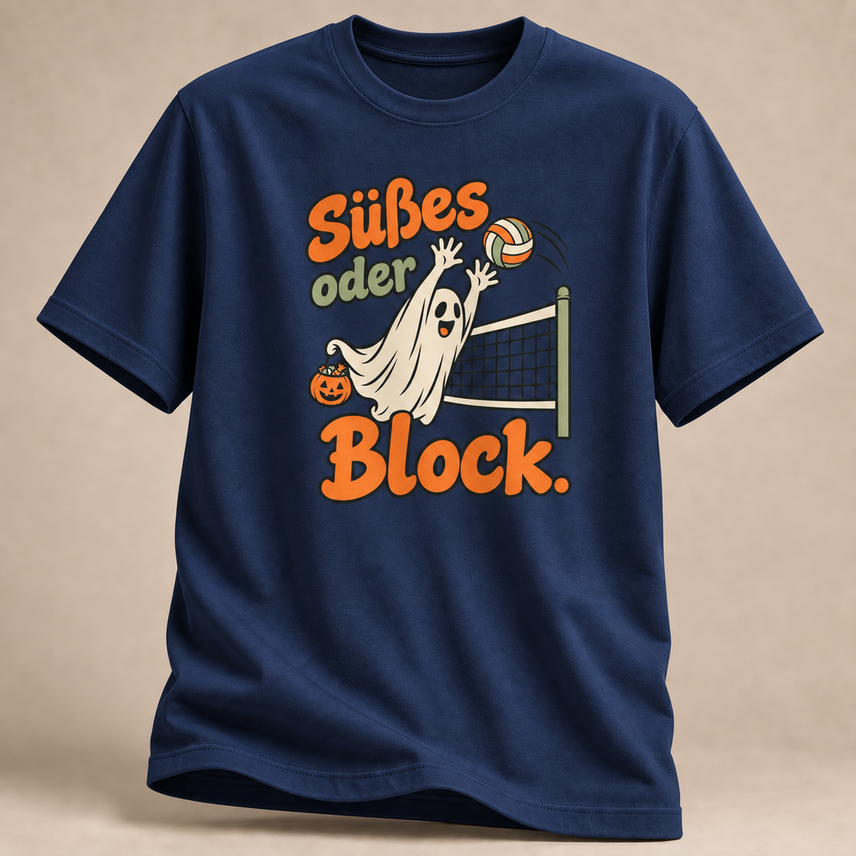 Frontansicht eines marineblauen T-Shirts: Volleyball-Geist am Block mit Kürbis im Halloween-Motiv.