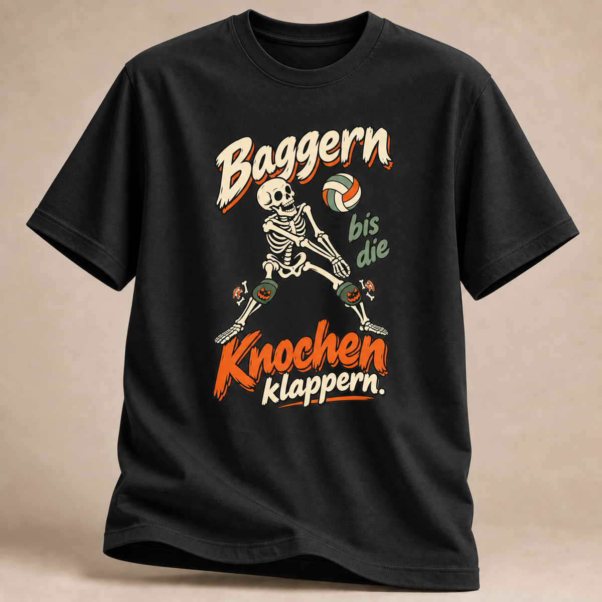 Frontansicht eines schwarzen T-Shirts: Skelett beim Baggern mit Volleyball im Halloween-Motiv.