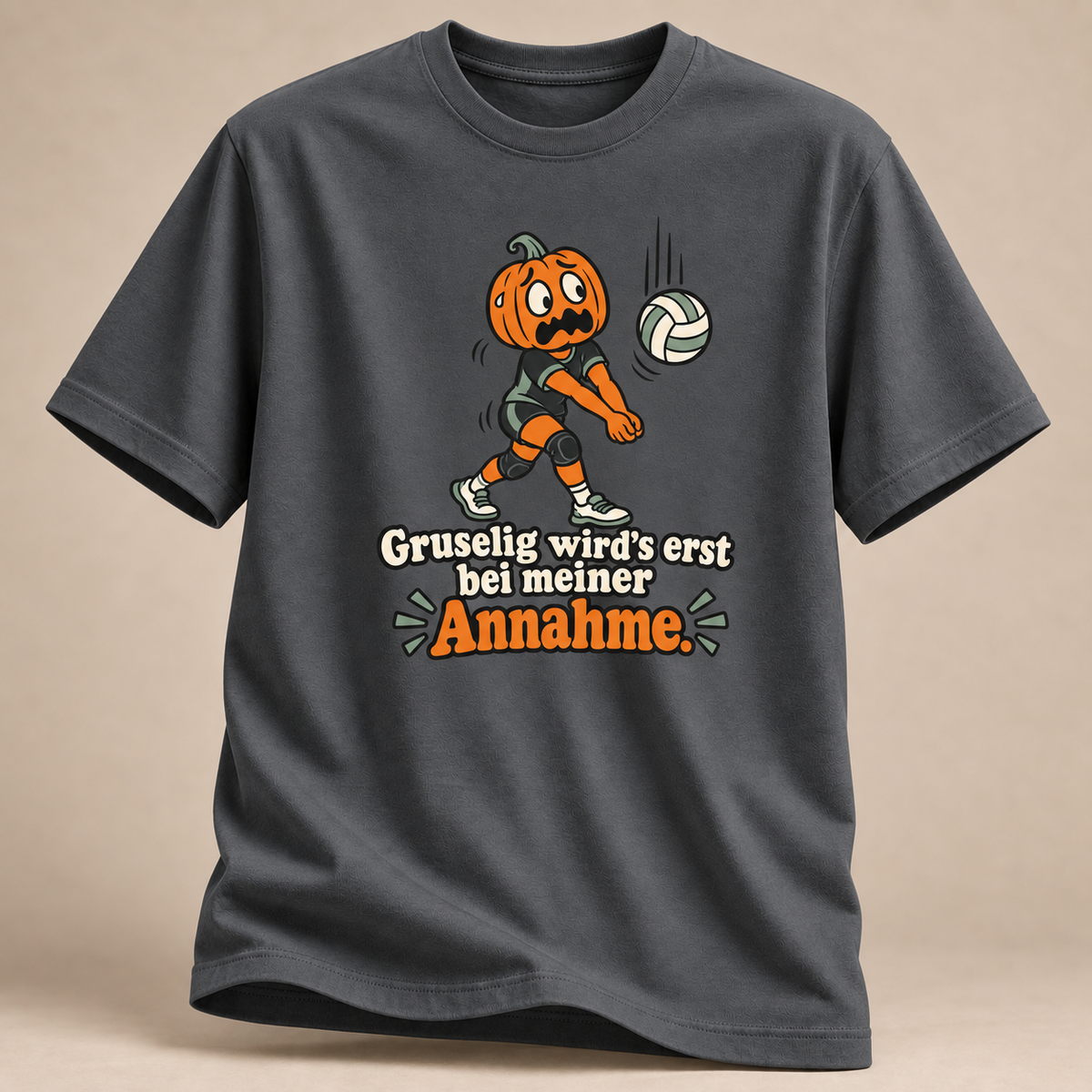 Frontansicht eines anthrazitfarbenen T-Shirts: Gruseliger Volleyballspieler bei der Annahme.