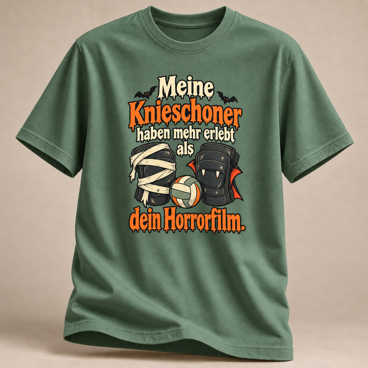 Frontansicht eines militärgrünen T-Shirts: Mumien- und Vampir-Knieschoner mit Volleyball.