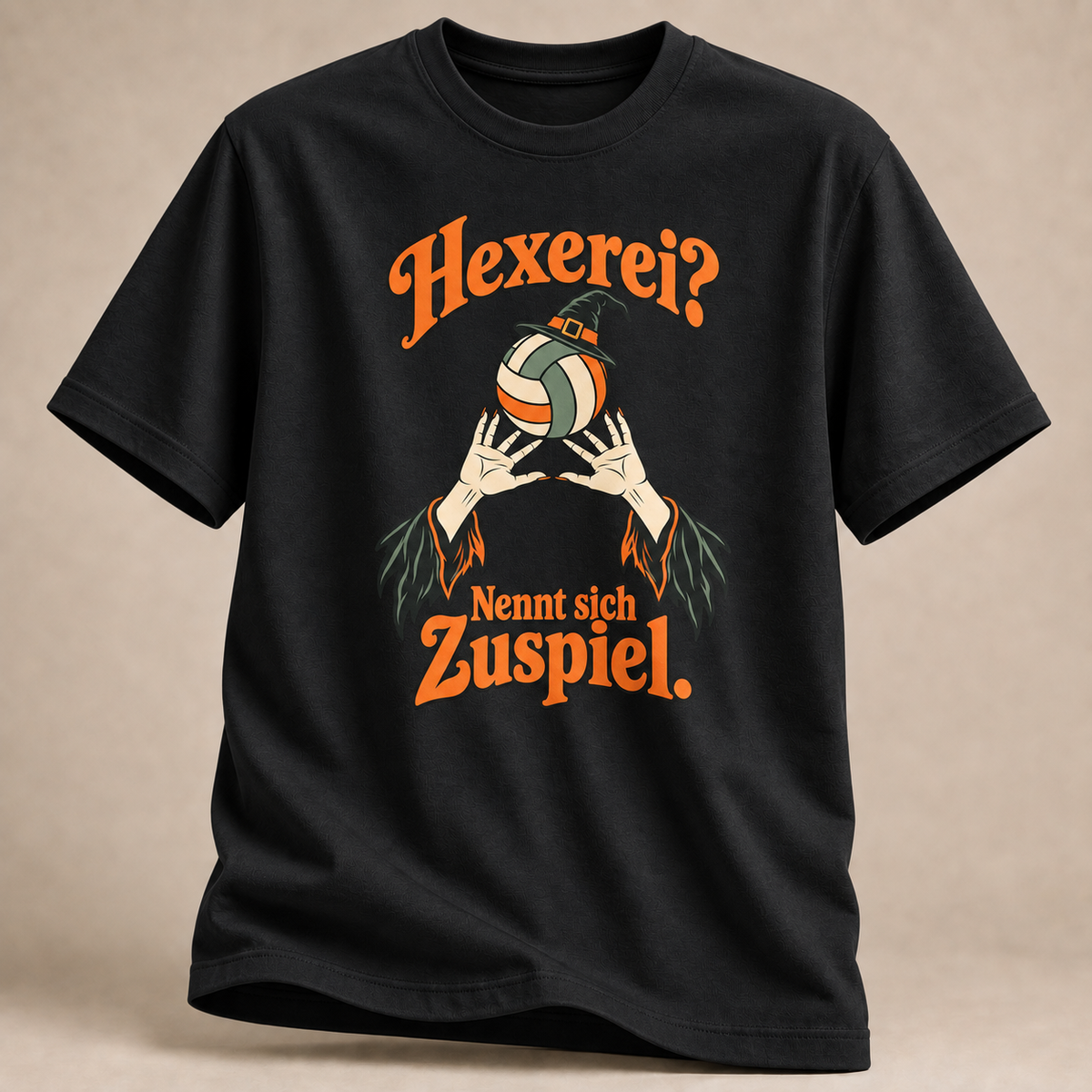 Frontansicht eines schwarzen T-Shirts: Hexe beim Volleyball-Zuspiel.