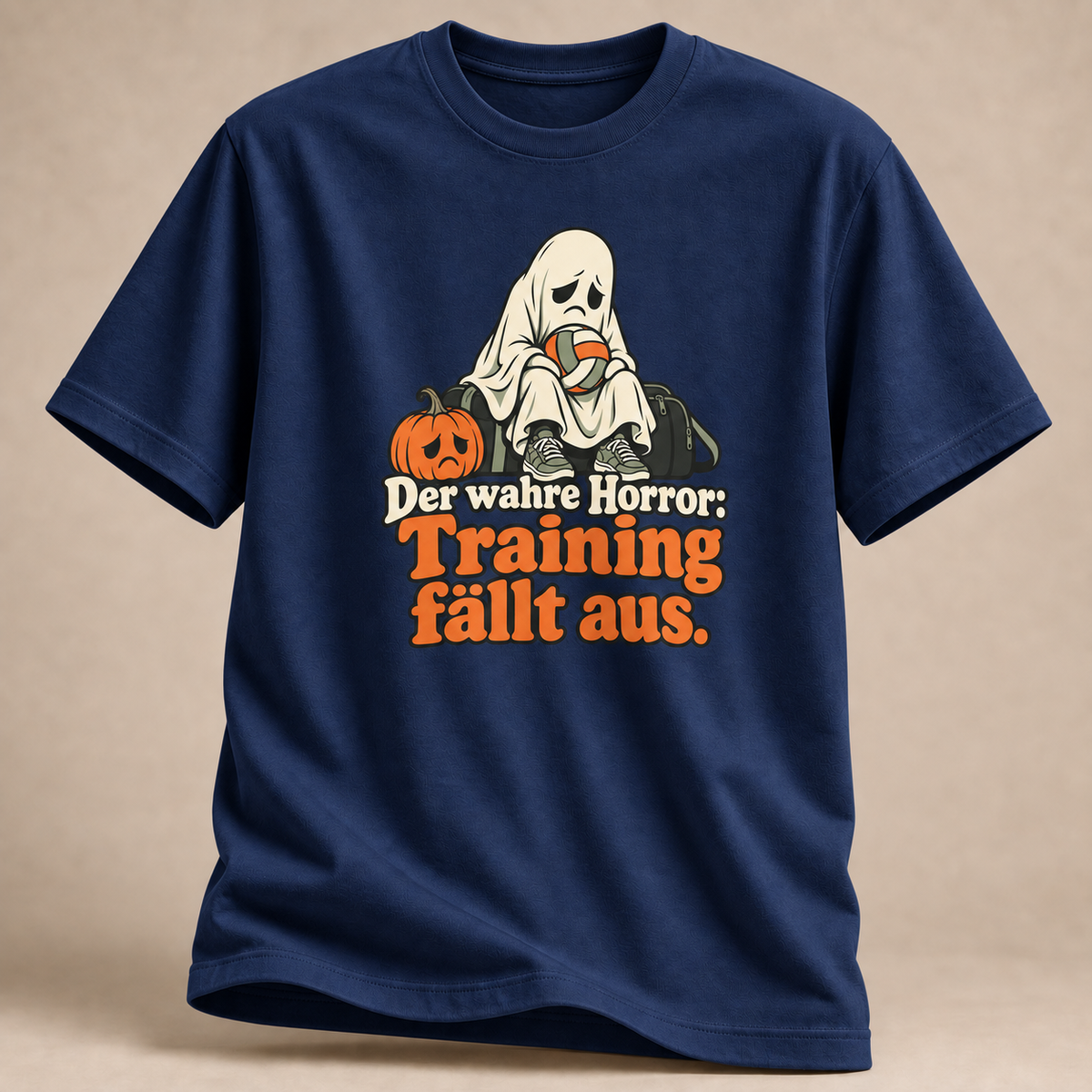 Frontansicht eines marineblauen T-Shirts: Trauriger Volleyball-Geist mit Ball und Sporttasche.