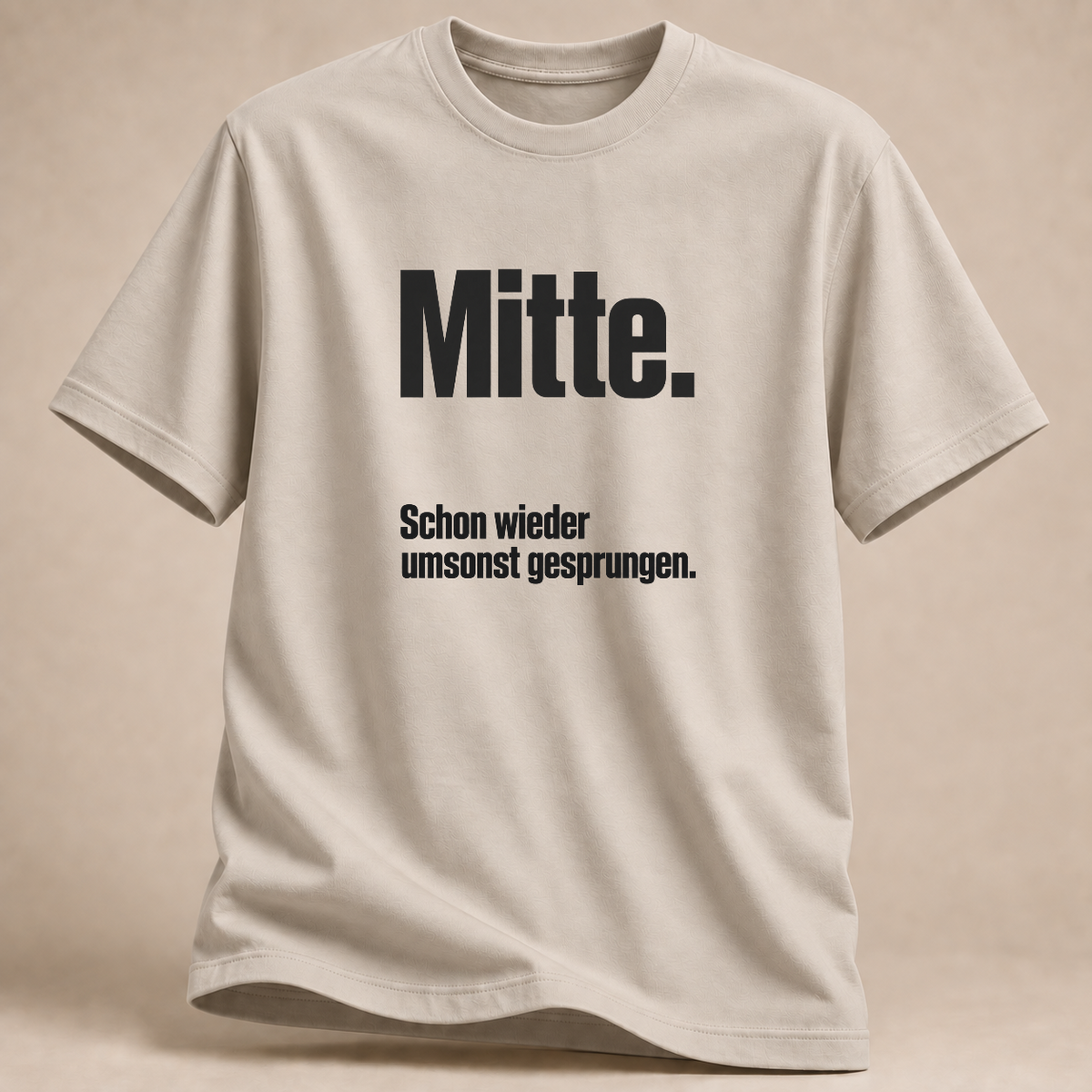 Nächster Ball. Ich bin da. Volleyball T-Shirt – Mockup in Sand