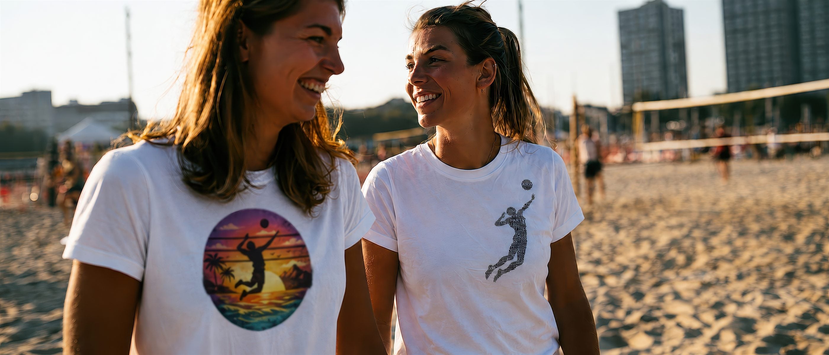 Volleyballspielerinnen mit RUECKRAUM Shirts am Beachvolleyballfeld