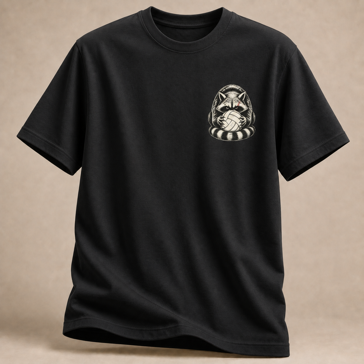 Waschbär mit Volleyball als Brustprint auf schwarzem T-Shirt