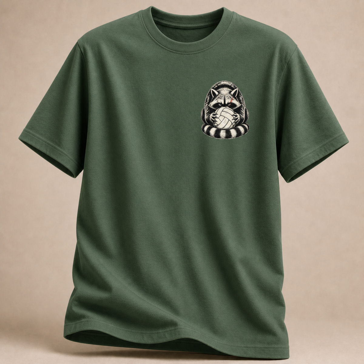 Waschbär mit Volleyball als Brustprint auf militärgrünem T-Shirt