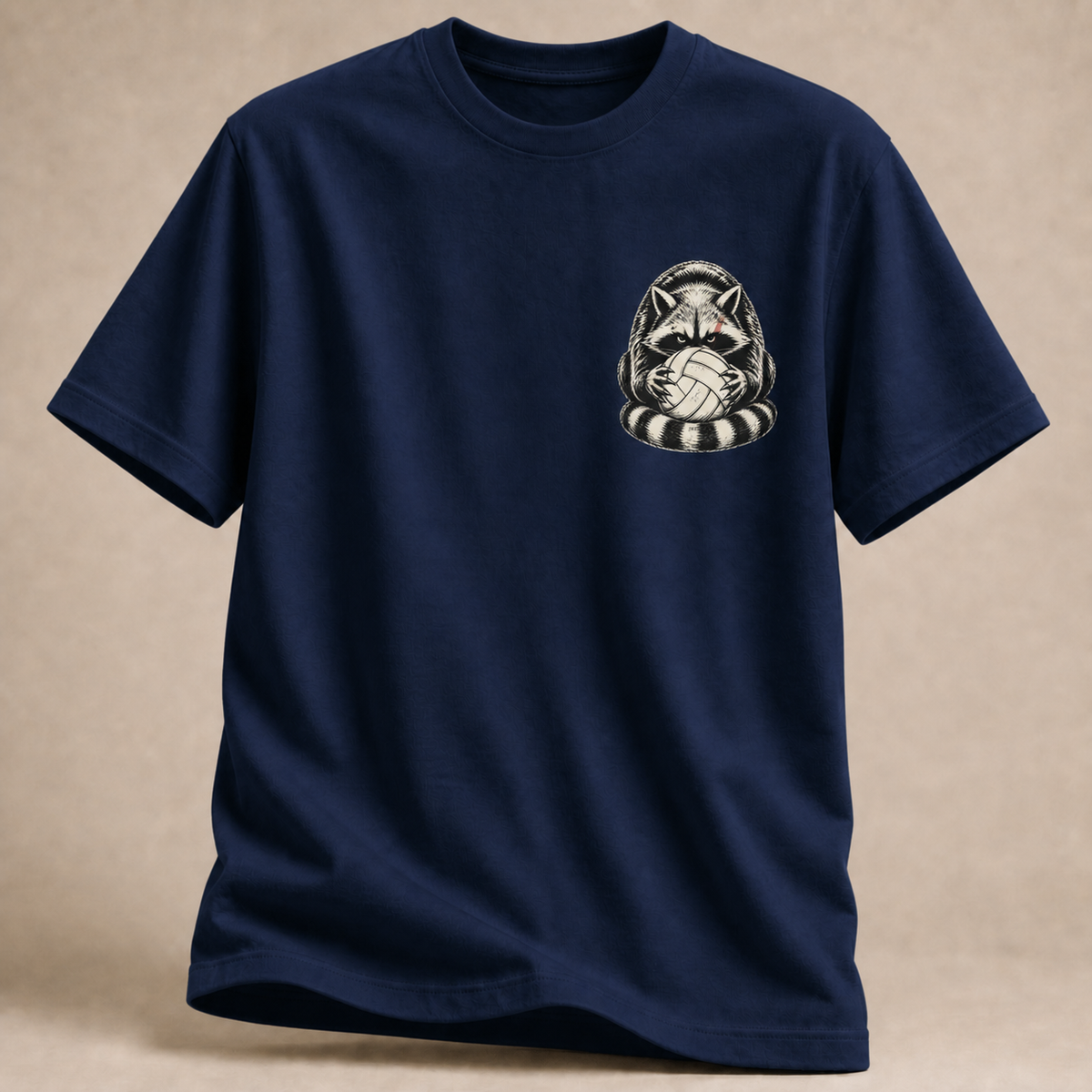 Waschbär mit Volleyball als Brustprint auf marineblauem T-Shirt