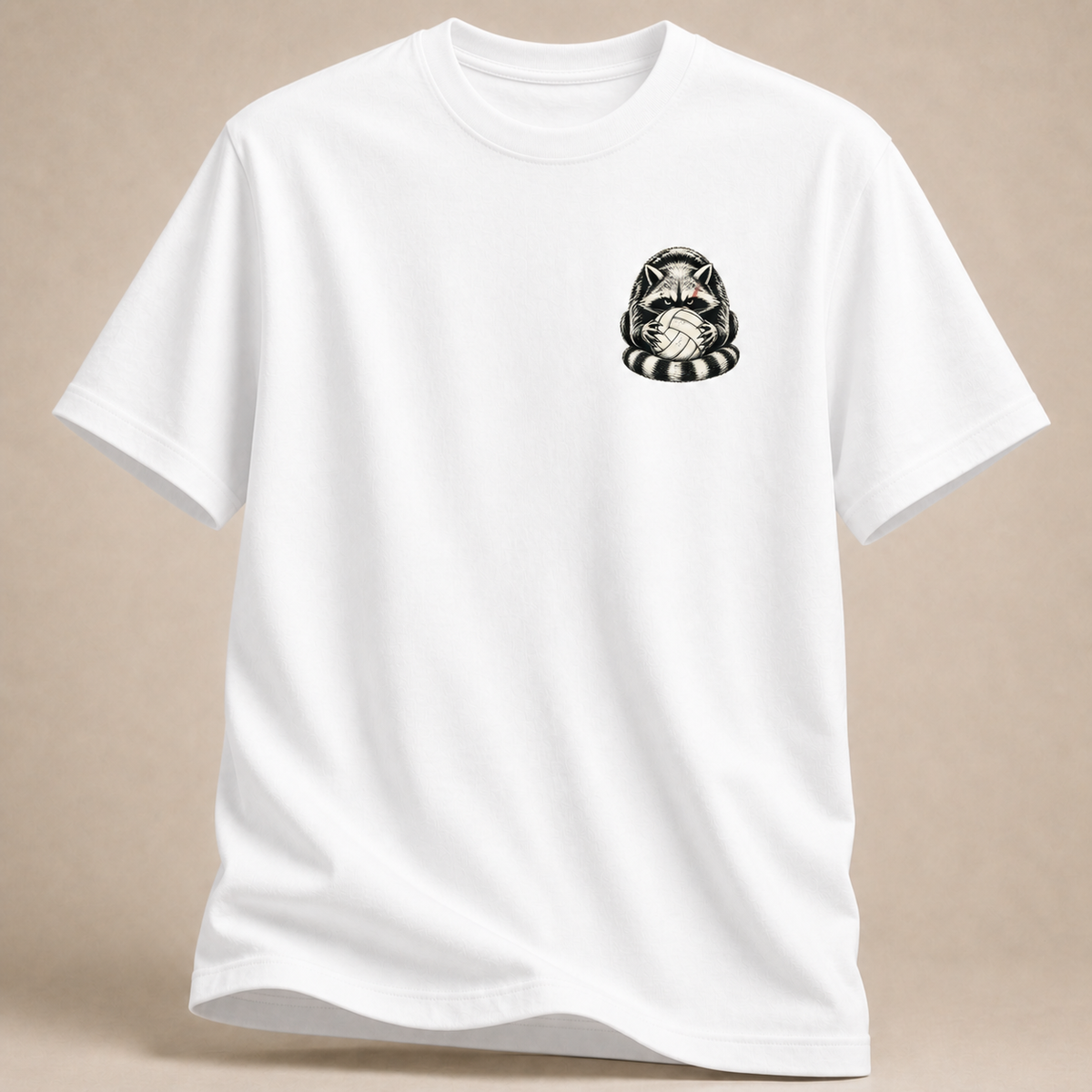 Waschbär mit Volleyball als Brustprint auf weißem T-Shirt