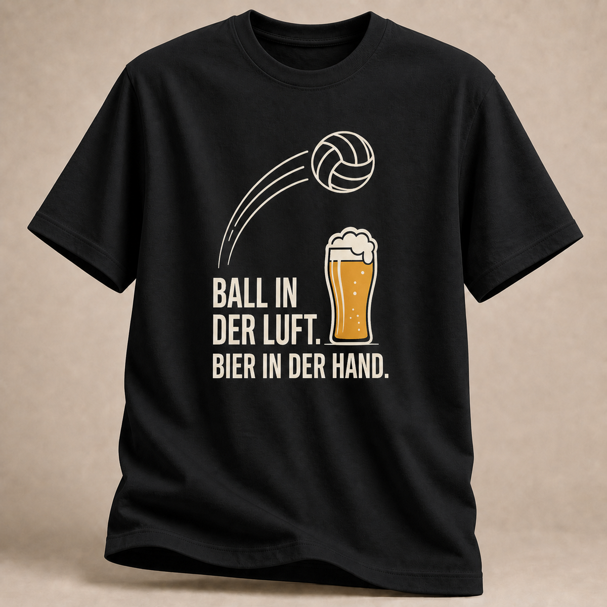 Ball in der Luft. Bier in der Hand. T-Shirt