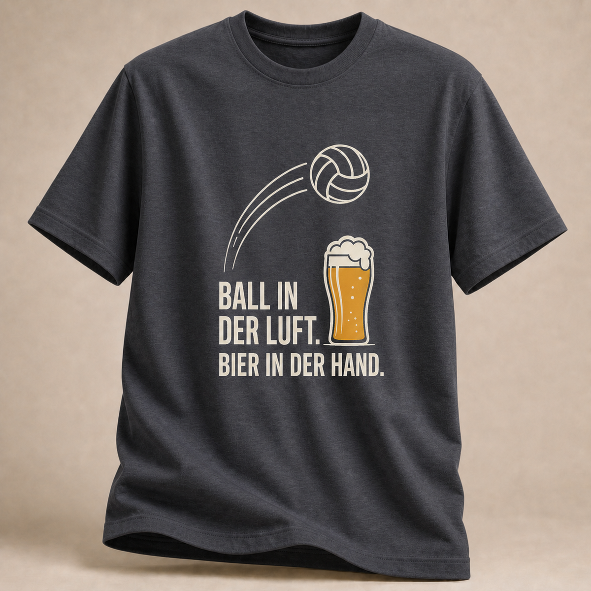 Ball in der Luft. Bier in der Hand. T-Shirt