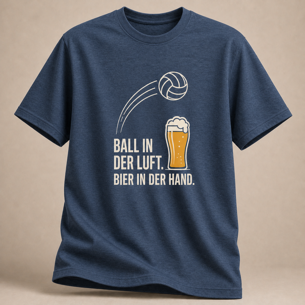 Ball in der Luft. Bier in der Hand. T-Shirt