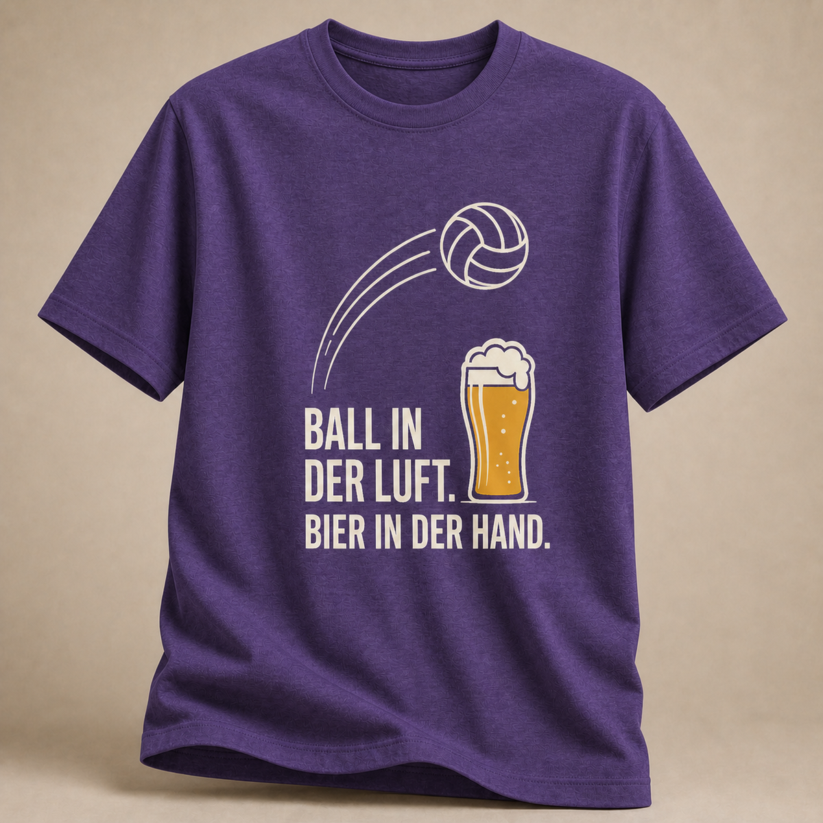 Ball in der Luft. Bier in der Hand. T-Shirt