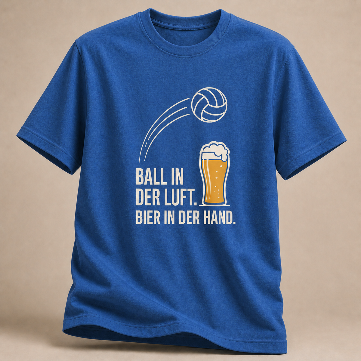 Ball in der Luft. Bier in der Hand. T-Shirt