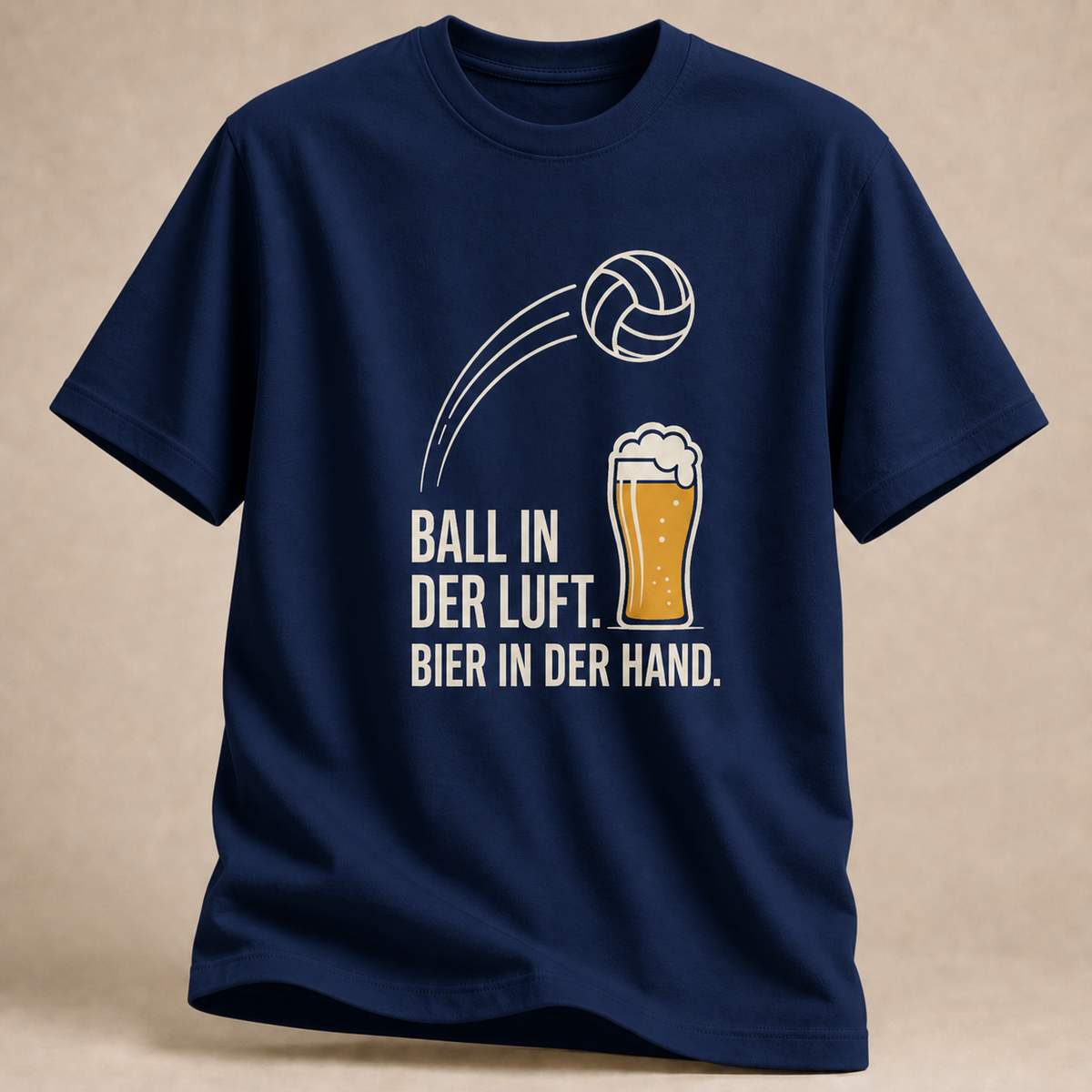 Ball in der Luft. Bier in der Hand. T-Shirt