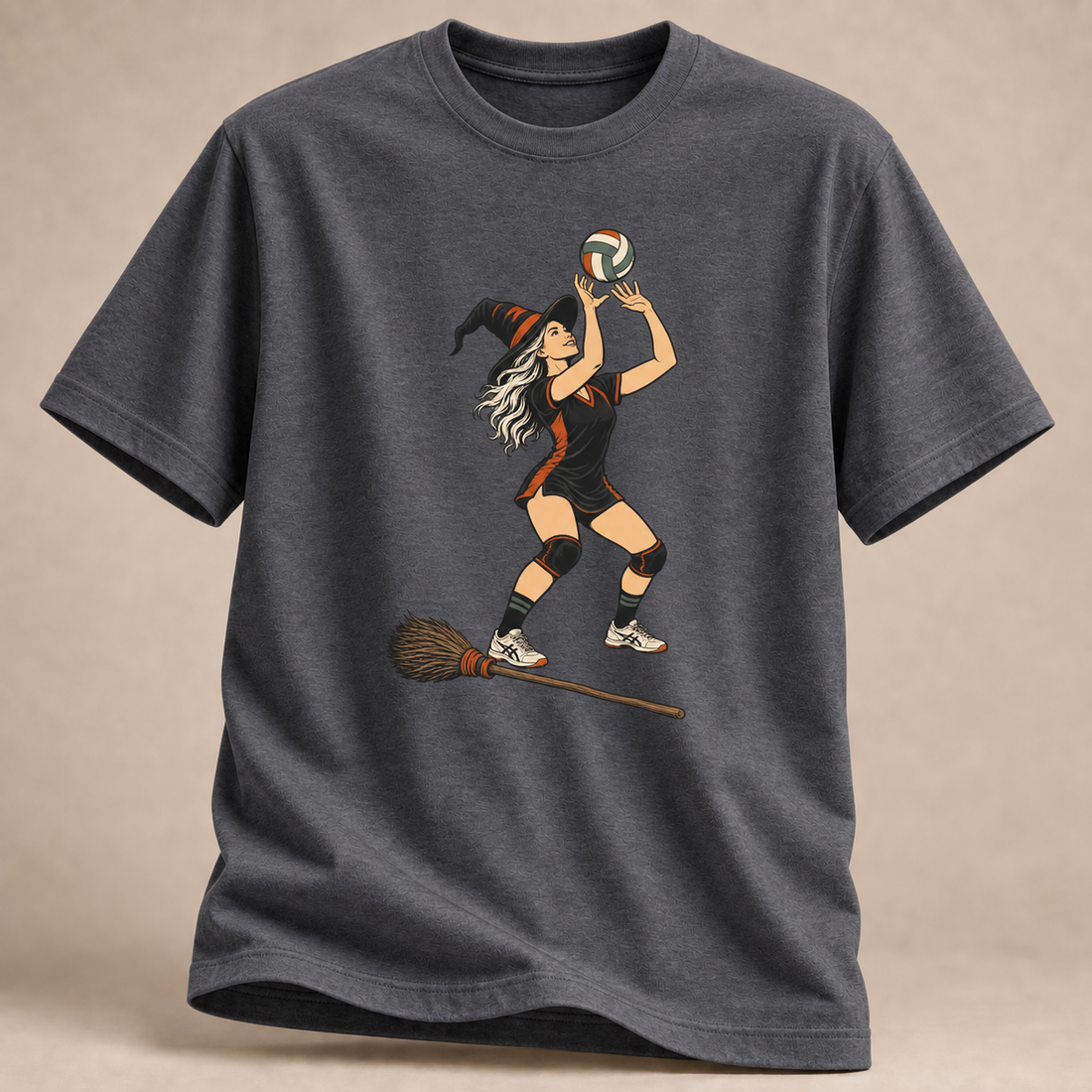 Frontansicht eines dunkelgrau melierten T-Shirts: Hexe beim Zuspiel mit Volleyball und Besen im Halloween-Motiv.