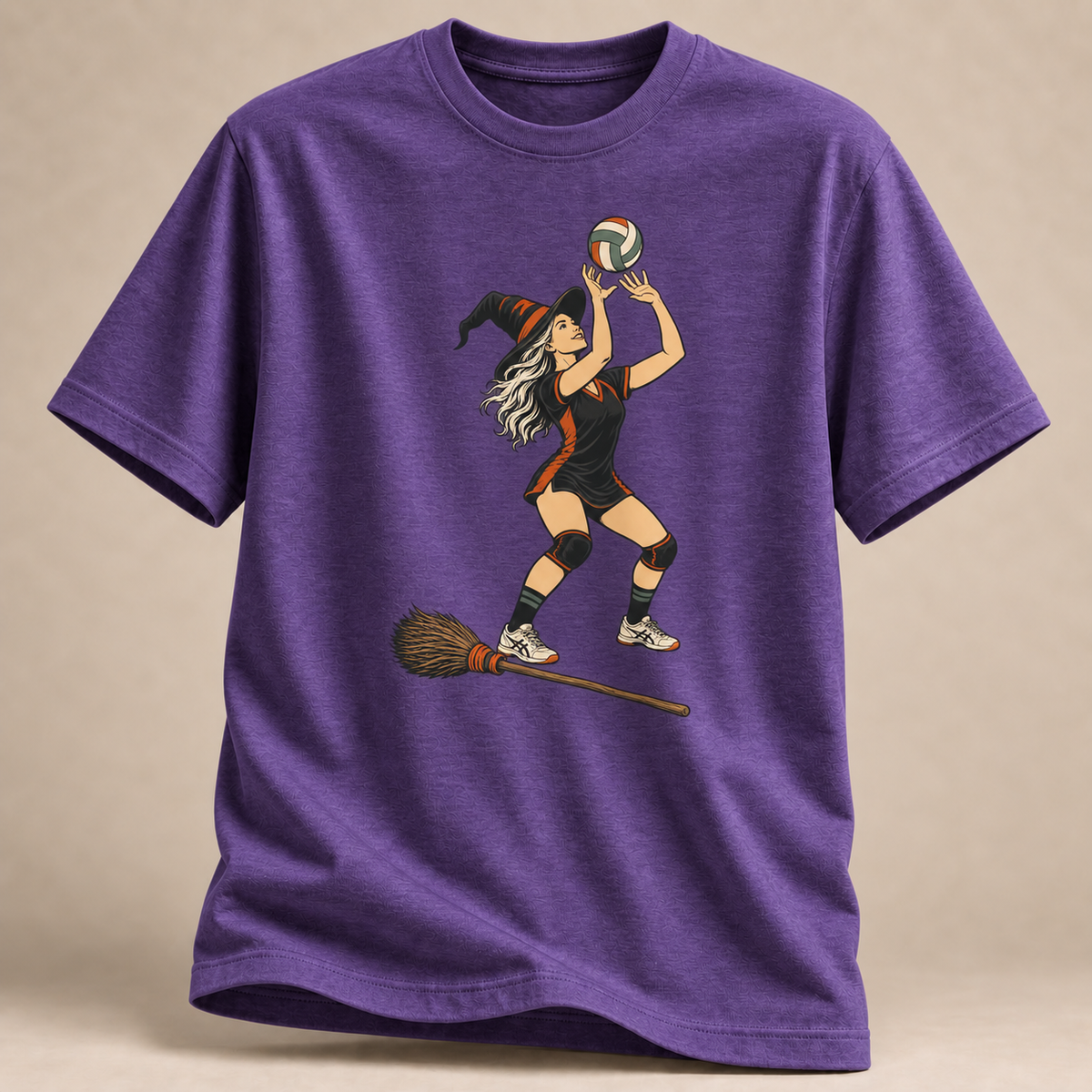 Frontansicht eines violett melierten T-Shirts: Hexe beim Zuspiel mit Volleyball und Besen im Halloween-Motiv.