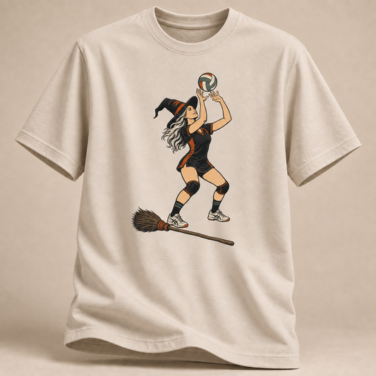 Frontansicht eines sandfarbenen T-Shirts: Hexe beim Zuspiel mit Volleyball und Besen im Halloween-Motiv.