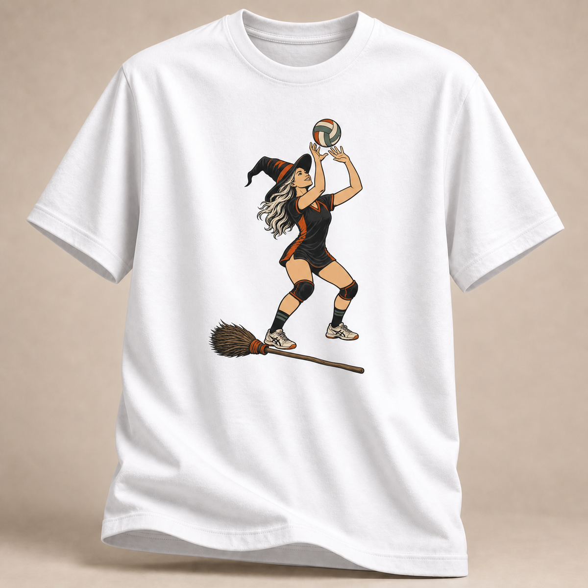 Frontansicht eines weißen T-Shirts: Hexe beim Zuspiel mit Volleyball und Besen im Halloween-Motiv.
