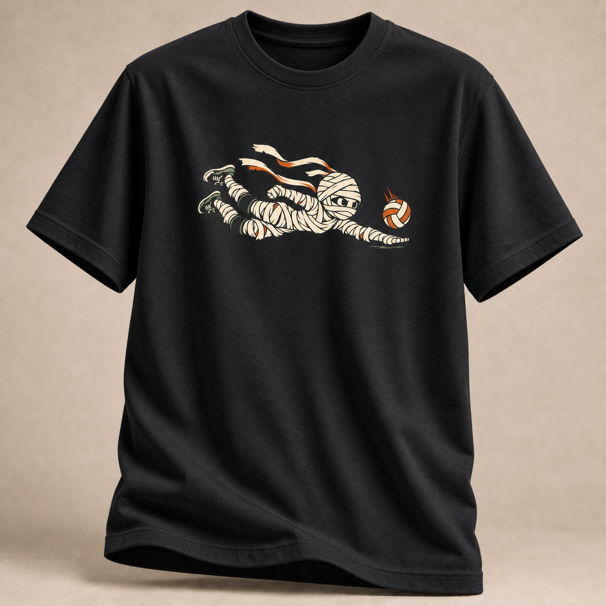 Frontansicht eines schwarzen T-Shirts: Mumie beim Hechtbagger mit Volleyball im Halloween-Motiv.