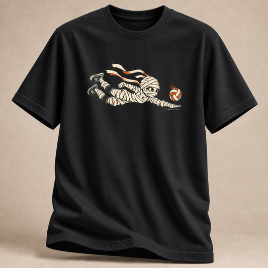 Frontansicht eines schwarzen T-Shirts: Mumie beim Hechtbagger mit Volleyball im Halloween-Motiv.