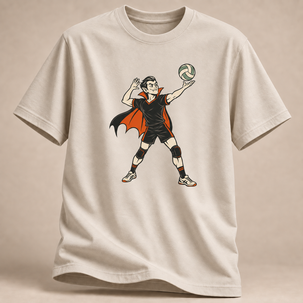 Frontansicht eines sandfarbenen T-Shirts: Vampir beim Volleyball-Aufschlag im Halloween-Motiv.