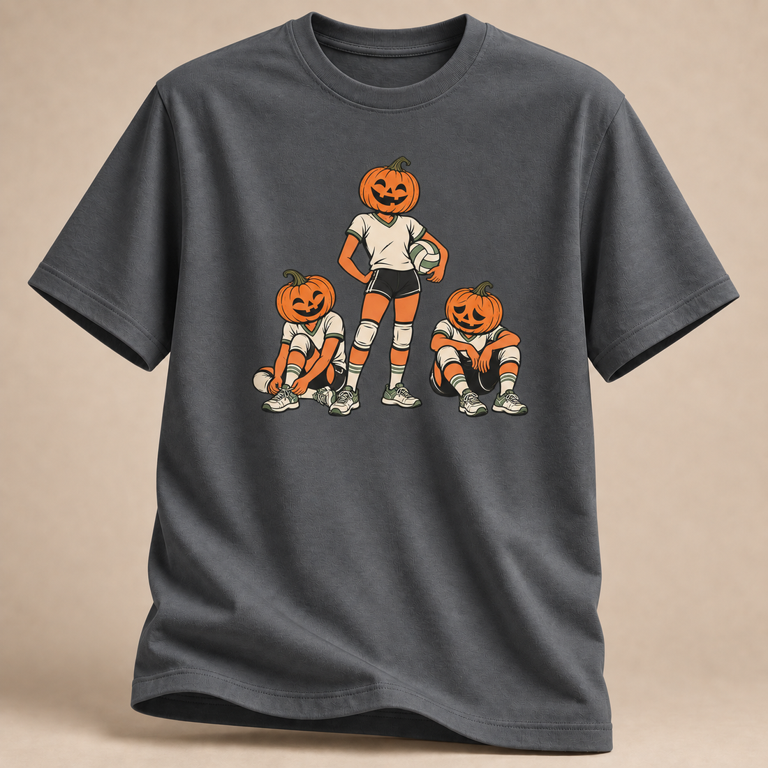 Frontansicht eines anthrazitfarbenen T-Shirts: Drei Kürbis-Volleyballspieler als Teammotiv.