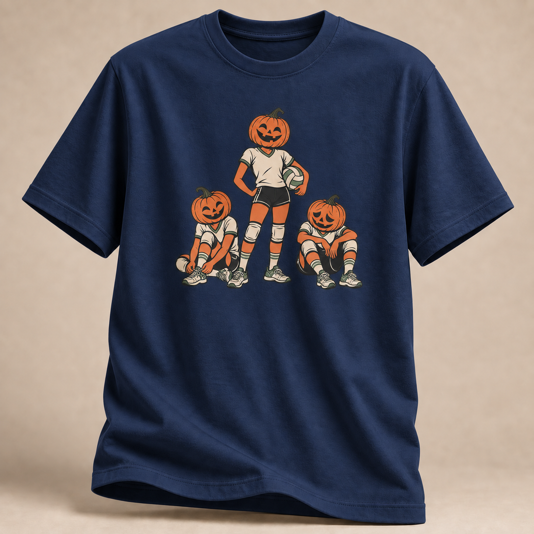 Frontansicht eines marineblauen T-Shirts: Drei Kürbis-Volleyballspieler als Teammotiv.