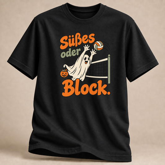 Frontansicht eines schwarzen T-Shirts: Volleyball-Geist am Block mit Kürbis im Halloween-Motiv.
