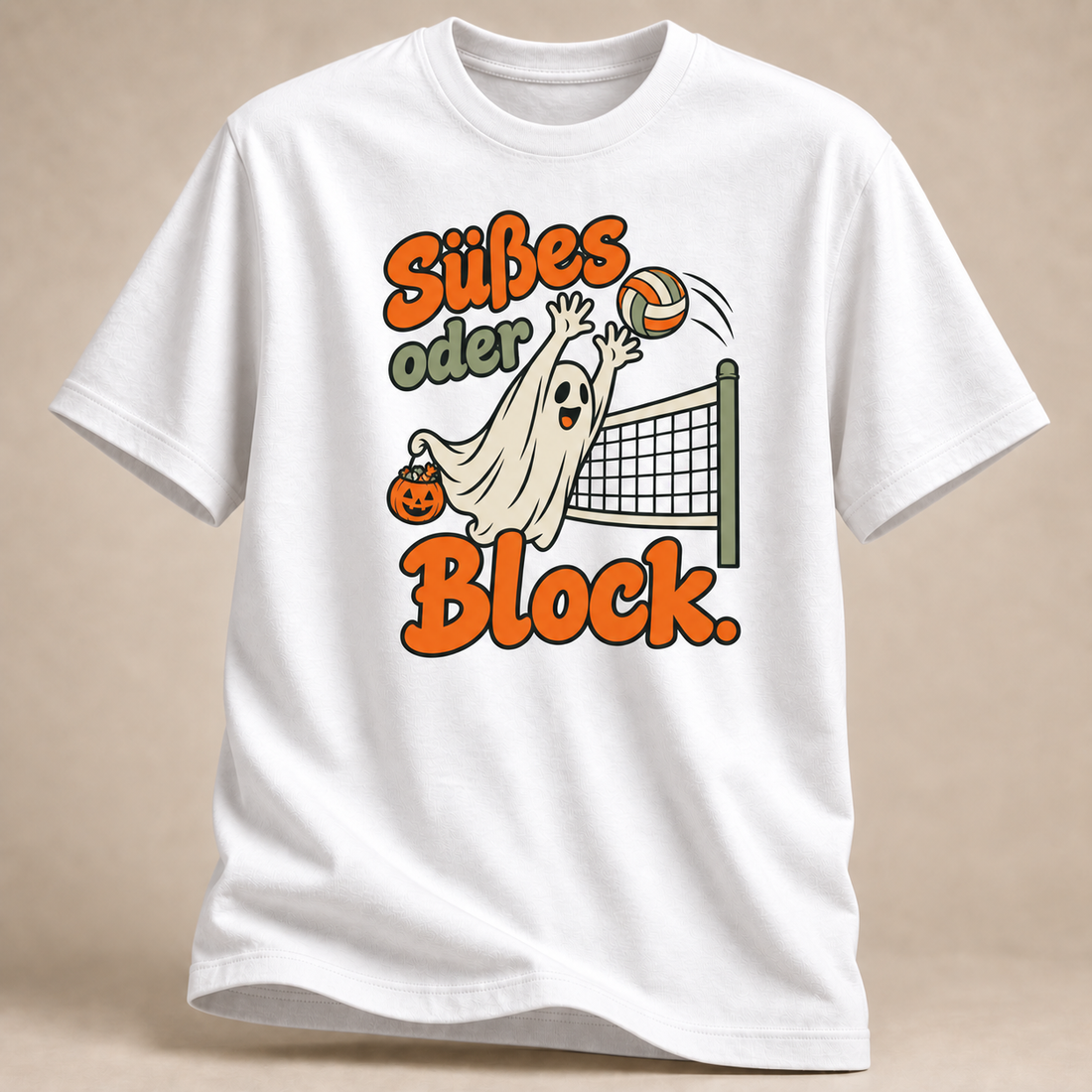 Frontansicht eines weißen T-Shirts: Volleyball-Geist am Block mit Kürbis im Halloween-Motiv.