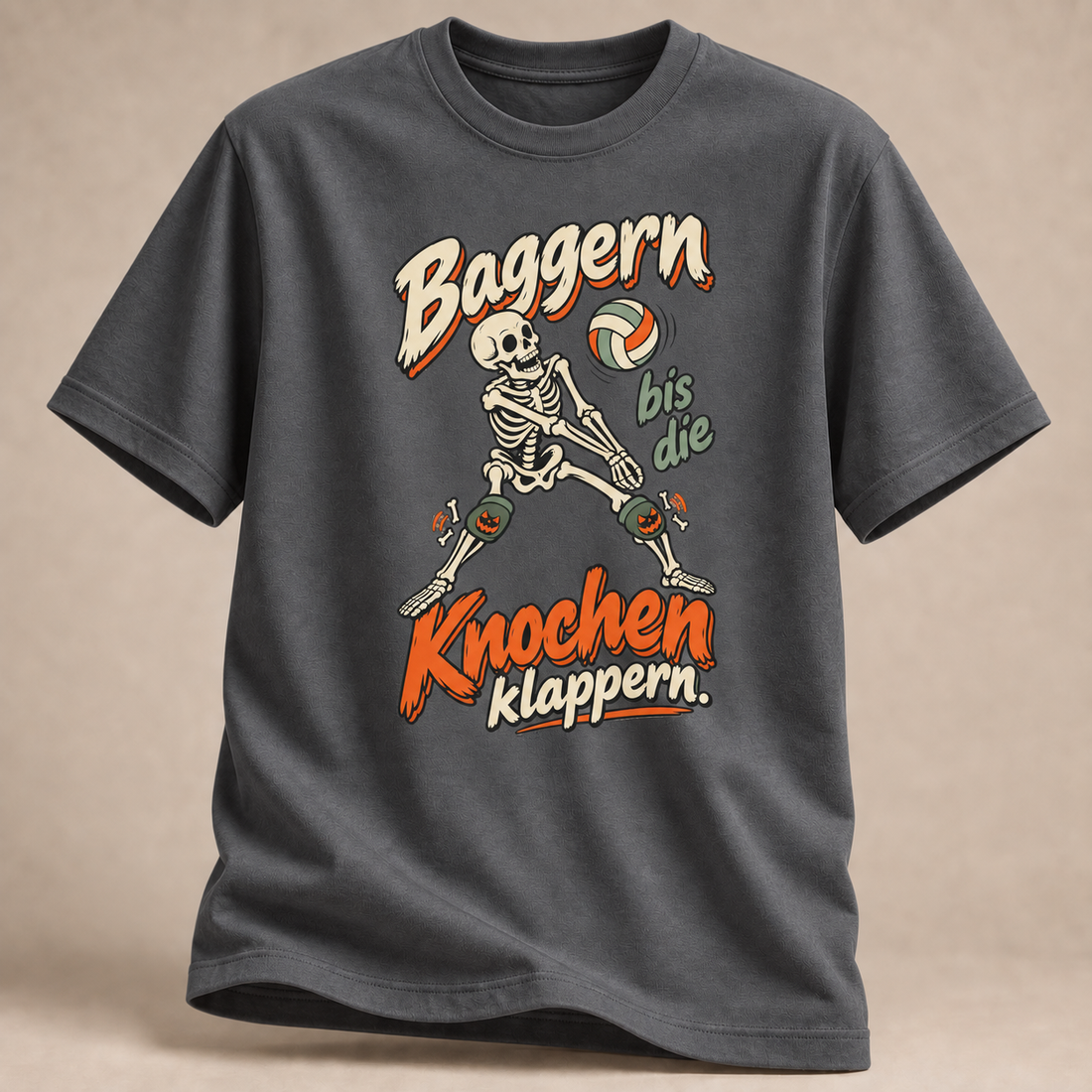 Frontansicht eines anthrazitfarbenen T-Shirts: Skelett beim Baggern mit Volleyball im Halloween-Motiv.