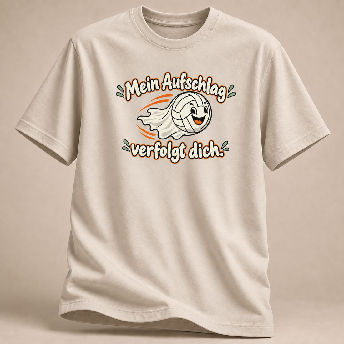 Frontansicht eines sandfarbenen T-Shirts: Geisterhafter Volleyball-Aufschlag im Halloween-Motiv.