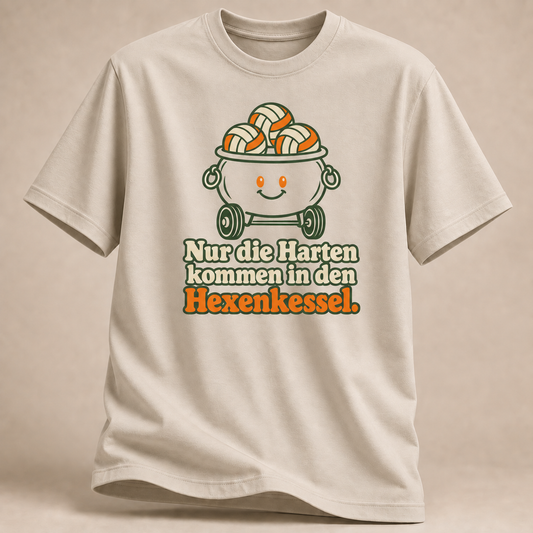 Frontansicht eines sandfarbenen T-Shirts: Volleyballmotiv mit Hexenkessel und drei Bällen.