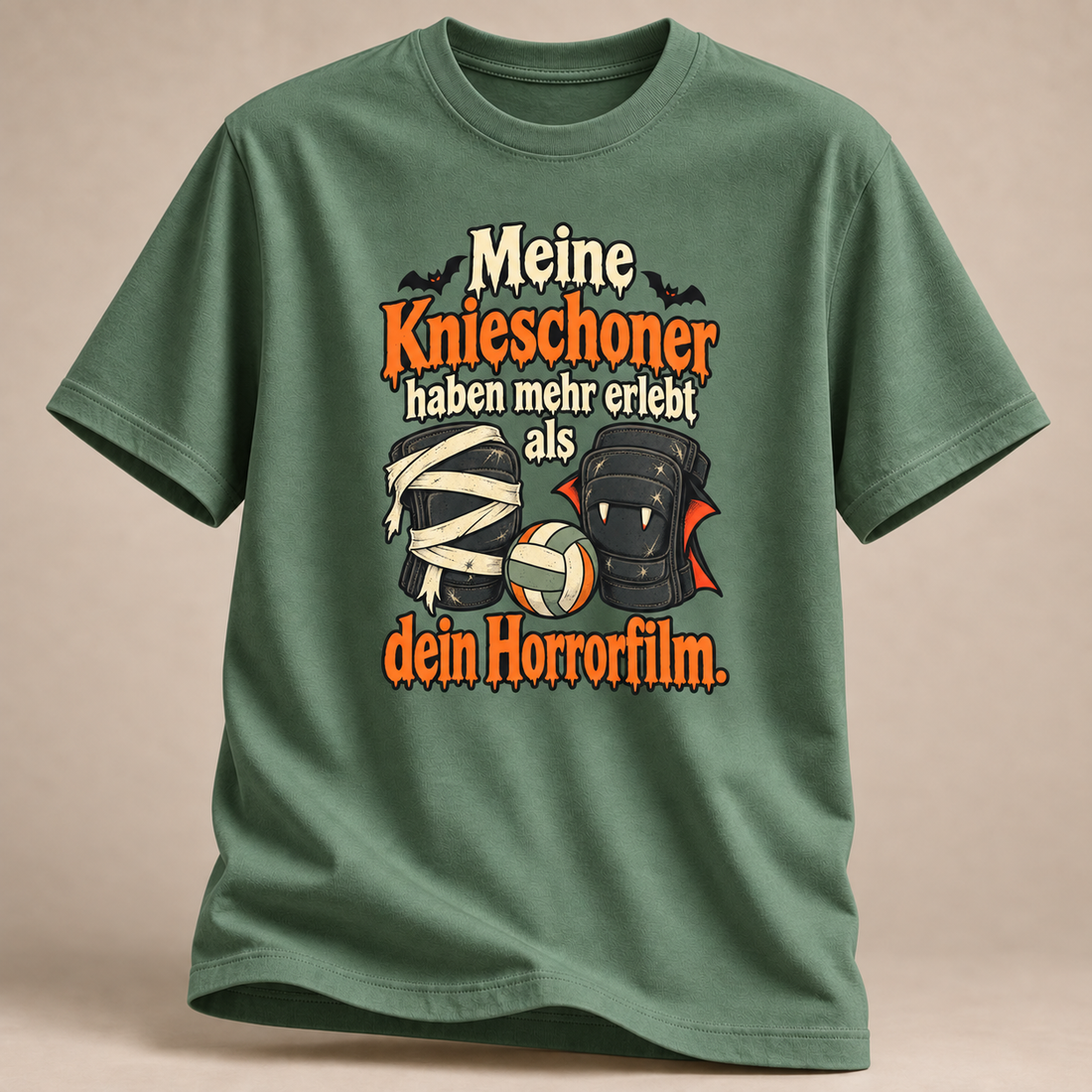 Frontansicht eines militärgrünen T-Shirts: Mumien- und Vampir-Knieschoner mit Volleyball.
