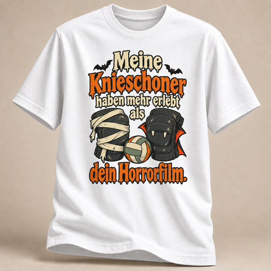 Frontansicht eines weißen T-Shirts: Mumien- und Vampir-Knieschoner mit Volleyball.