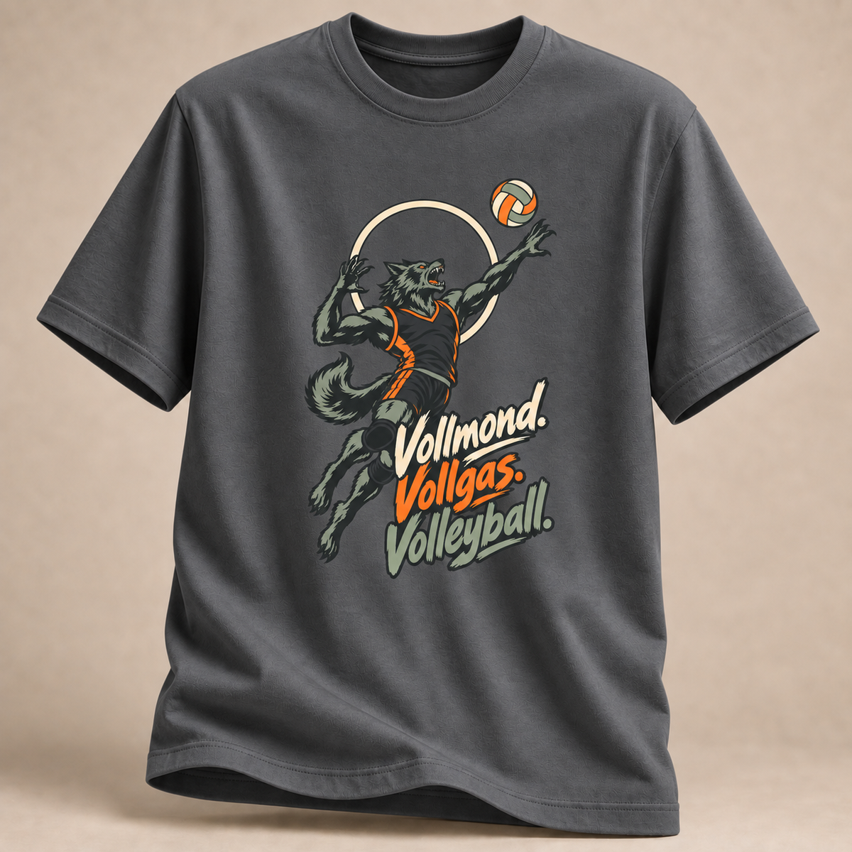 Frontansicht eines anthrazitfarbenen T-Shirts: Werwolf mit Volleyball bei Vollmond.
