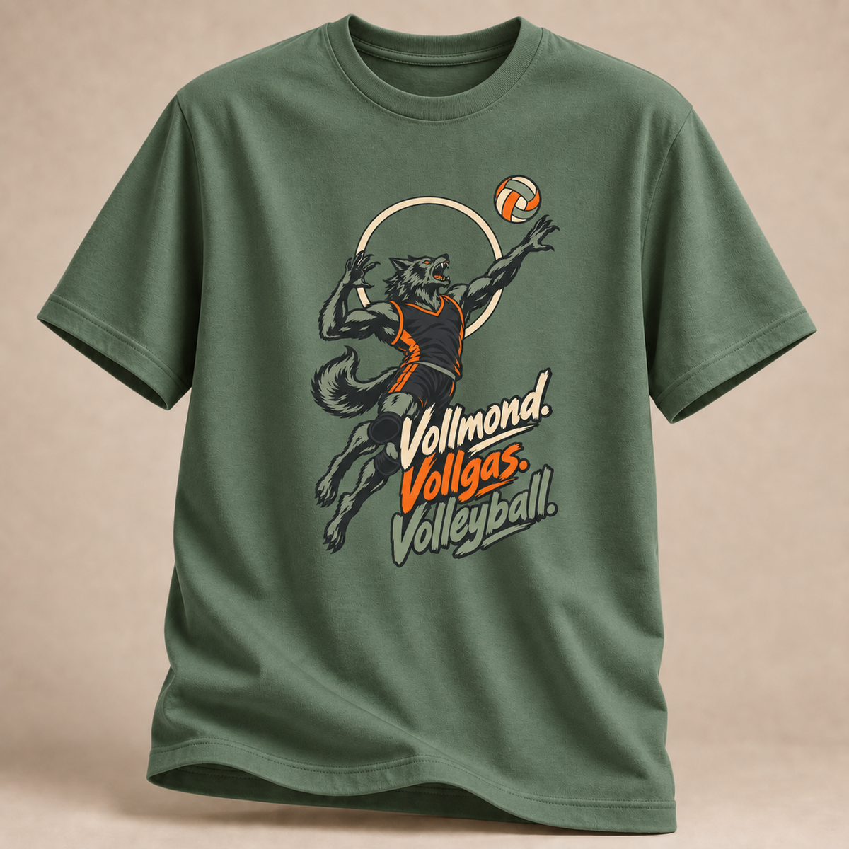 Frontansicht eines militärgrünen T-Shirts: Werwolf mit Volleyball bei Vollmond.