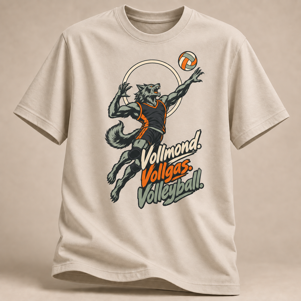 Frontansicht eines sandfarbenen T-Shirts: Werwolf mit Volleyball bei Vollmond.