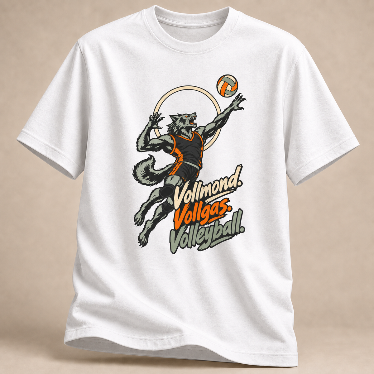 Frontansicht eines weißen T-Shirts: Werwolf mit Volleyball bei Vollmond.