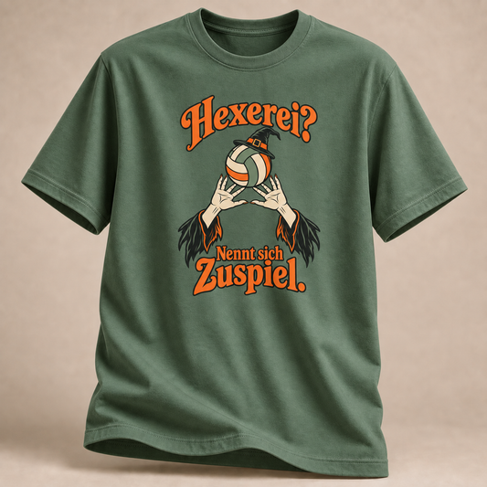 Frontansicht eines militärgrünen T-Shirts: Hexe beim Volleyball-Zuspiel.