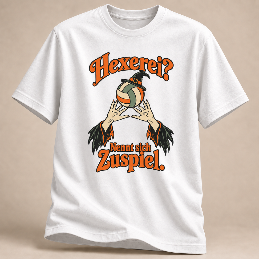 Frontansicht eines weißen T-Shirts: Hexe beim Volleyball-Zuspiel.