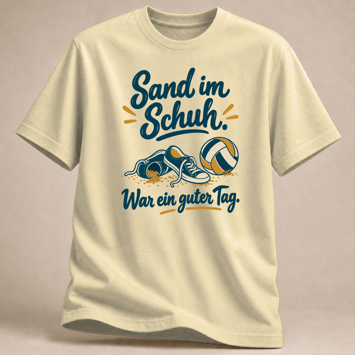 Sand im Schuh. War ein guter Tag. – Volleyball T-Shirt – Naturweiß