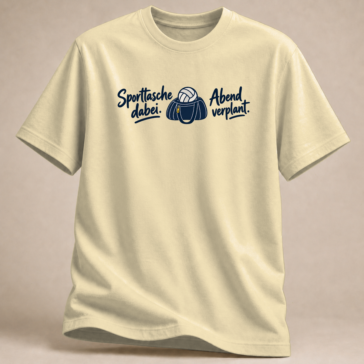 Sporttasche dabei. Abend verplant. – Volleyball T-Shirt – Naturweiß