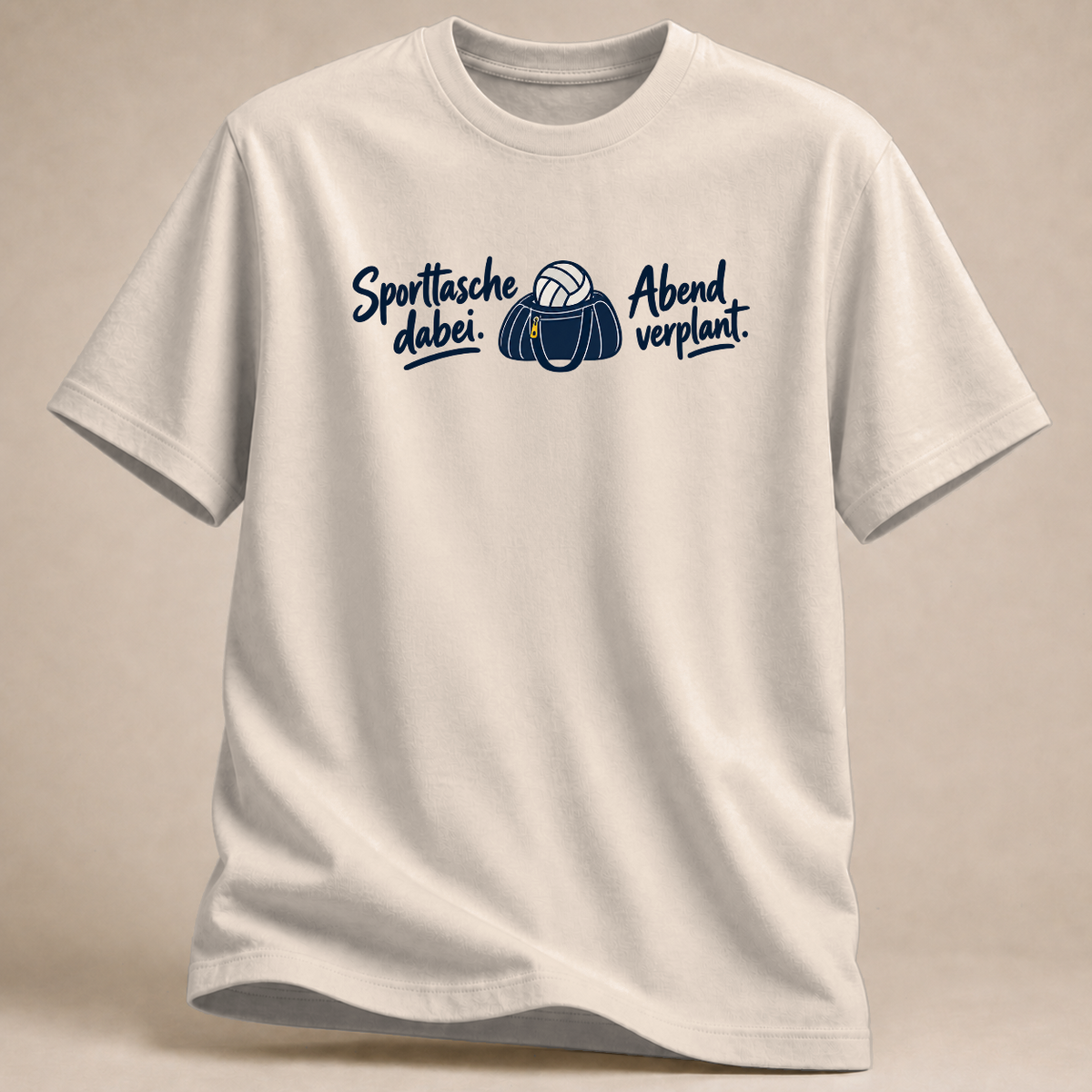 Sporttasche dabei. Abend verplant. – Volleyball T-Shirt – Sand