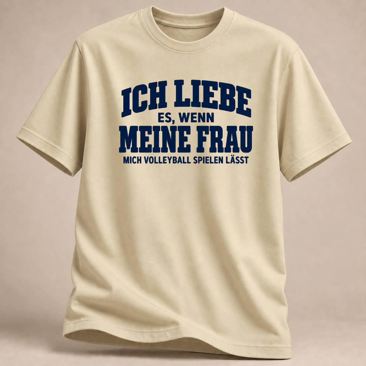RÜCKRAUM – Meine Frau und Volleyball – T-Shirt – Naturweiß