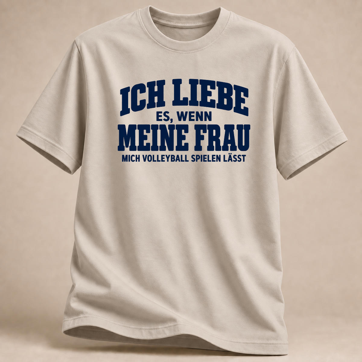 RÜCKRAUM – Meine Frau und Volleyball – T-Shirt – Sand